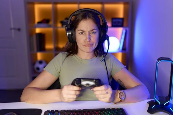 Mulher Morena Bonita Jogando Videogames Usando Fones Ouvido Céticos Nervosos — Fotografia de Stock