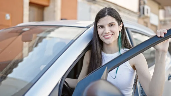 Jovem Bela Mulher Hispânica Sorrindo Confiante Abertura Porta Carro Rua — Fotografia de Stock