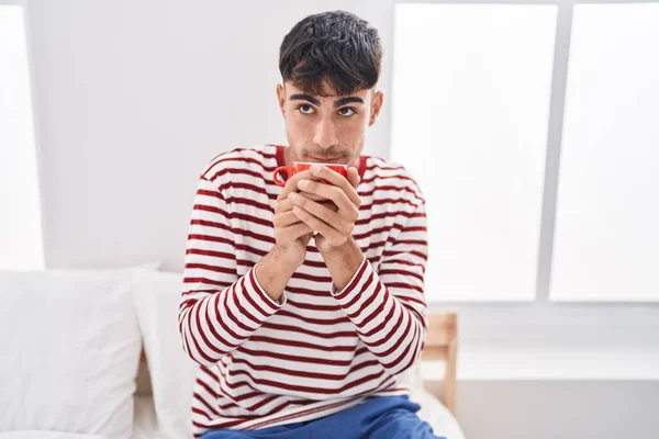 Junger Hispanischer Mann Der Kaffee Riecht Sitzt Schlafzimmer Auf Bett — Stockfoto