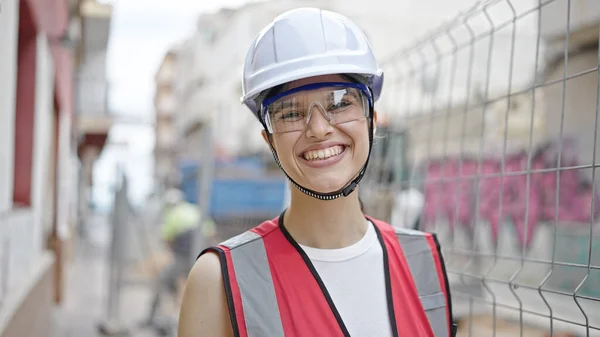 Jovem Bela Mulher Hispânica Construtor Sorrindo Confiante Rua — Fotografia de Stock
