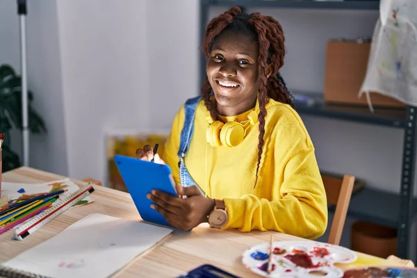 Afroamerikanische Künstlerin Lächelt Selbstbewusst Zeichnung Auf Touchpad Kunststudio — Stockfoto