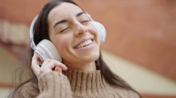 Νεαρή Όμορφη Ισπανόφωνη Γυναίκα Χαμογελά Αυτοπεποίθηση Ακούγοντας Μουσική Στο Δρόμο — Φωτογραφία Αρχείου