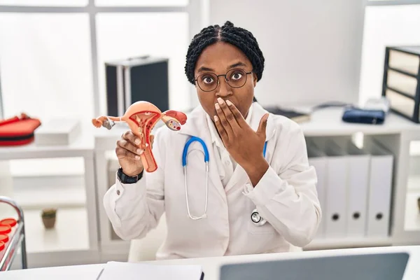 Médica Afro Americana Segurando Modelo Anatômico Órgão Genital Feminino Cobrindo — Fotografia de Stock