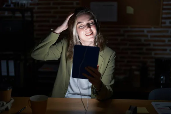 Mujer Rubia Caucásica Trabajando Oficina Por Noche Sonriendo Confiado Tocando — Foto de Stock