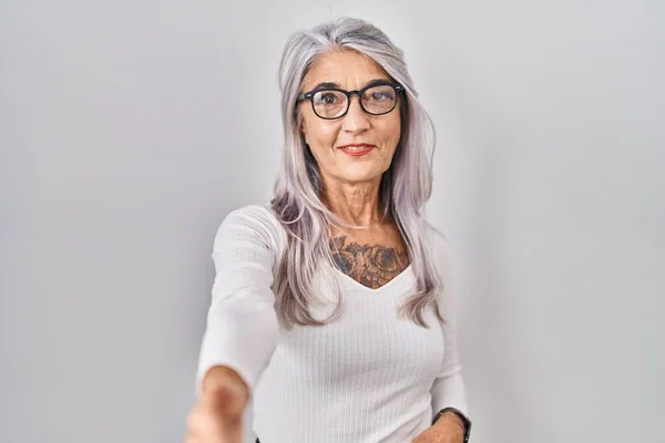Mujer Mediana Edad Con Pelo Gris Pie Sobre Fondo Blanco — Foto de Stock