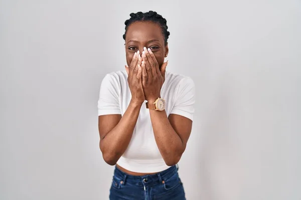 Mooie Zwarte Vrouw Staan Geïsoleerde Achtergrond Lachen Beschaamd Giechelen Bedekken — Stockfoto