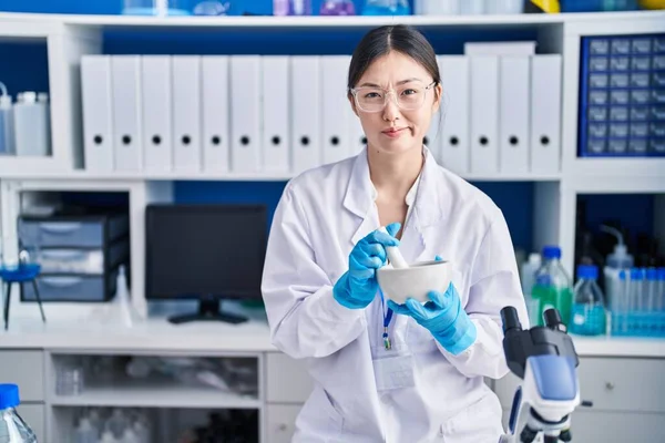 Kinesisk Ung Kvinna Arbetar Forskare Laboratorium Blanda Skeptisk Och Nervös — Stockfoto