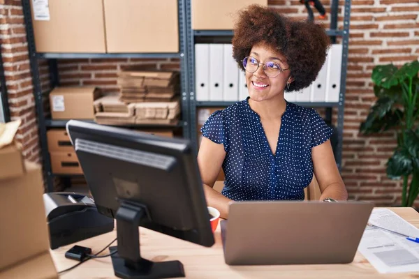 使用笔记本电脑在办公室工作的非裔美国妇女电子商务工作者 — 图库照片