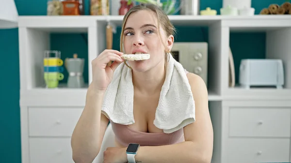 Junge Blonde Frau Sportkleidung Isst Reiskuchen Speisesaal — Stockfoto