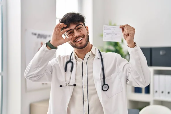 Іспаномовний Лікар Чоловік Бородою Тримає Приховану Картку Рекорду Посміхаючись Щасливим — стокове фото