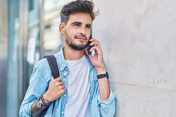 Jovem Estudante Hispânico Sorrindo Confiante Falando Smartphone Rua — Fotografia de Stock