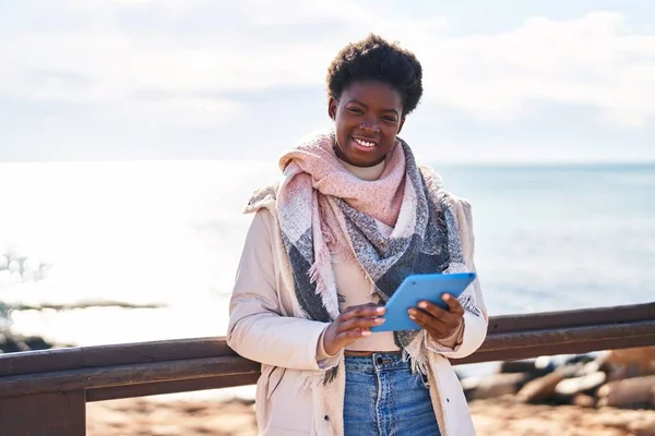 Afričanky Americká Žena Pomocí Touchpad Stojící Moře — Stock fotografie