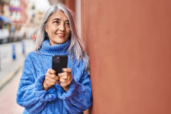 Middle Age Grey Haired Woman Smiling Confident Using Smartphone Street — Fotografia de Stock