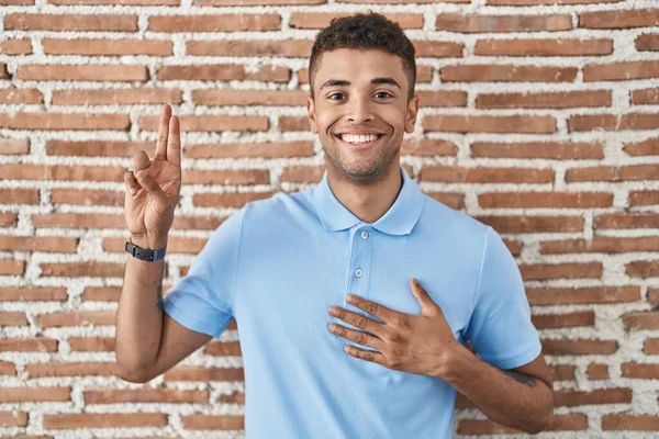 Brasilianischer Junger Mann Steht Lächelnd Über Ziegelmauer Und Schwört Mit — Stockfoto