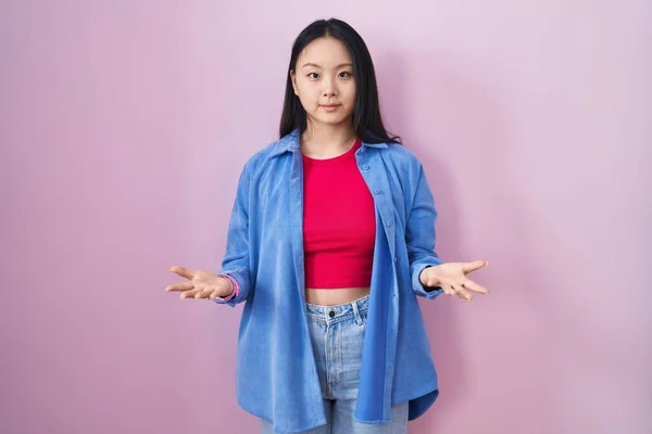 Jovem Asiático Mulher Sobre Rosa Fundo Clueless Confuso Com Braços — Fotografia de Stock