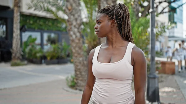 Africano Americano Mulher Olhando Para Lado Com Expressão Séria Parque — Fotografia de Stock