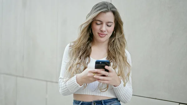 Młoda Blondynka Uśmiecha Się Pewnie Pomocą Smartfona Ulicy — Zdjęcie stockowe