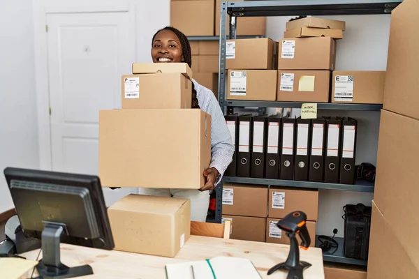 Afrika Kökenli Amerikalı Kadın Ecommerce Işçisi Ofiste Paketler Tutuyor — Stok fotoğraf