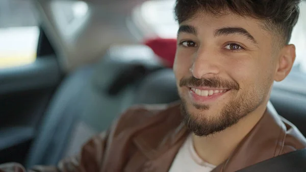 若いアラブ人男が自信を持って運転する車を微笑んだ — ストック写真