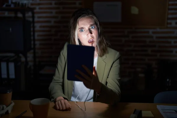 Mulher Branca Loira Trabalhando Escritório Noite Face Choque Parecendo Cética — Fotografia de Stock