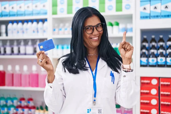 Donna Matura Ispanica Che Lavora Farmacia Con Una Carta Credito — Foto Stock
