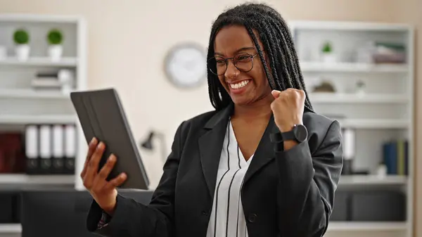 Afričanky Americká Žena Obchodní Pracovník Pomocí Touchpad Vítězným Výrazem Úřadu — Stock fotografie