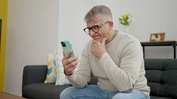 Middelbare Leeftijd Grijsharige Man Met Behulp Van Smartphone Met Gestreste — Stockfoto