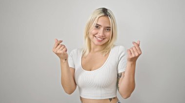 Genç, güzel, kendine güvenen İspanyol bir kadın soyutlanmış beyaz arka planda para harcıyor.