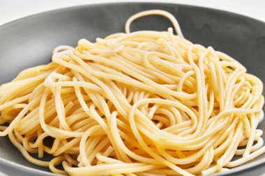  İzole edilmiş beyaz arka planda nefis İtalyan spagettisi tabağı.