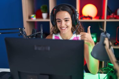 Mutlu ve pozitif gülümseyen İspanyol genç kadın, mükemmel ve onay işareti yapıyor. 