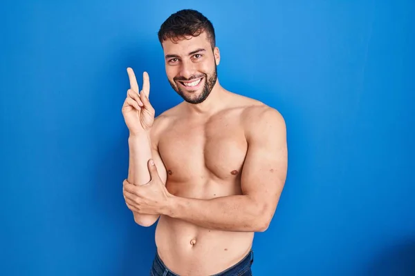 Schöner Hispanischer Mann Der Hemdlos Lächelnd Mit Glücklichem Gesicht Die — Stockfoto