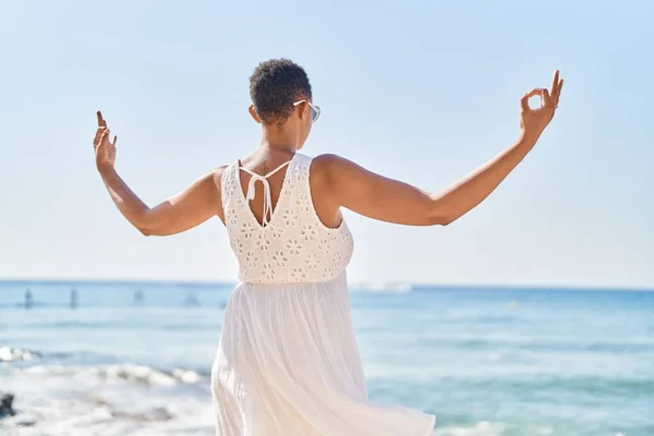 African American Woman Doing Yoga Exercise Seaside — Foto de Stock