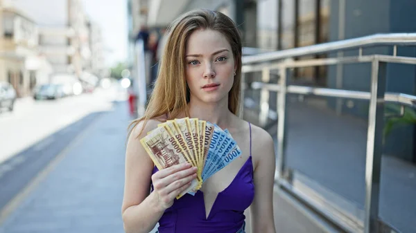 Joven Mujer Rubia Sosteniendo Forint Hungary Billetes Con Cara Seria — Foto de Stock