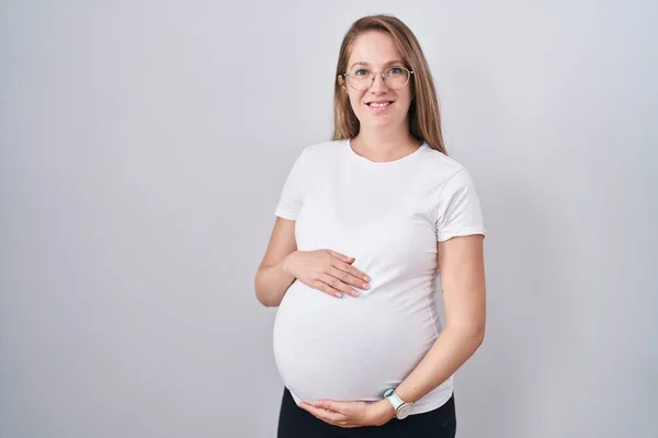 Mladá Těhotná Žena Čeká Dítě Dotýká Těhotného Břicha Usmívá Šťastným — Stock fotografie