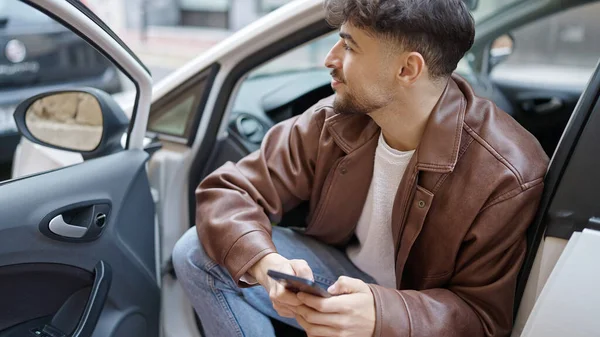 Young Arab Man Using Smartphone Sitting Car Street — Stock Photo, Image