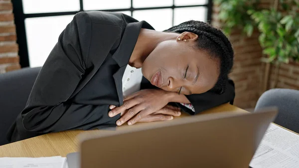 Africano Americano Mulher Trabalhador Negócios Dormindo Mesa Escritório — Fotografia de Stock