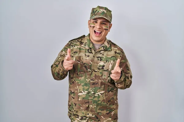Joven Hispano Vistiendo Uniforme Camuflaje Del Ejército Señalando Con Los —  Fotos de Stock