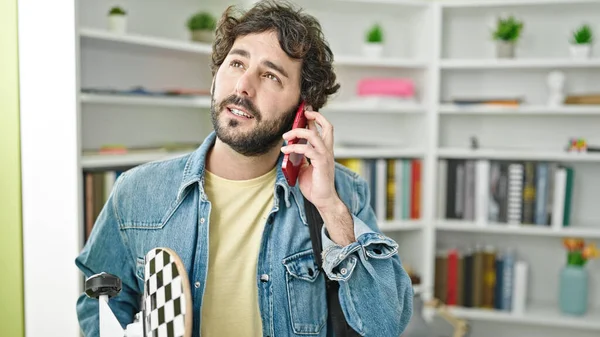 Genç Spanyol Öğrenci Kütüphane Üniversitesinde Elinde Patenle Akıllı Telefondan Konuşuyor — Stok fotoğraf