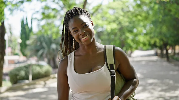 Afrikaans Amerikaanse Vrouw Toerist Dragen Rugzak Glimlachen Park — Stockfoto