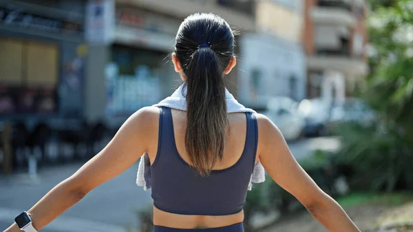 Jonge Mooie Latijns Amerikaanse Vrouw Draagt Sportkleding Strekken Armen Naar — Stockfoto