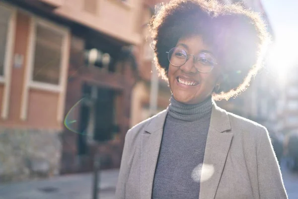 Afrikaans Amerikaanse Vrouw Executive Glimlachen Zelfverzekerd Staan Straat — Stockfoto