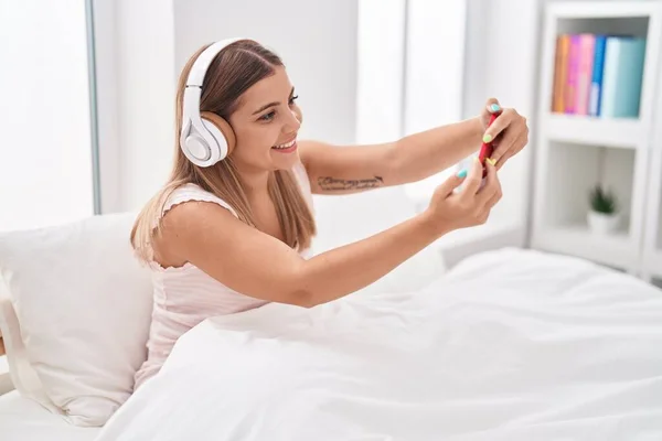 Young Beautiful Hispanic Woman Playing Video Game Sitting Bed Bedroom — Foto de Stock