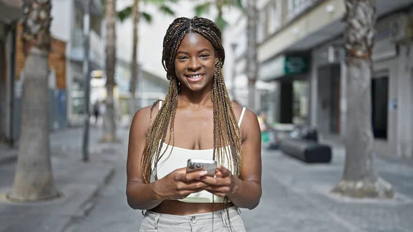 Afričanky Americká Žena Pomocí Smartphone Úsměvem Ulici — Stock fotografie