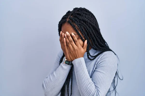 Afroamerikanerin Vor Blauem Hintergrund Mit Traurigem Gesichtsausdruck Der Das Gesicht — Stockfoto