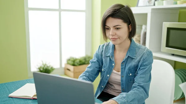 Young Caucasian Woman Using Laptop Sitting Table Home — Stock Photo, Image