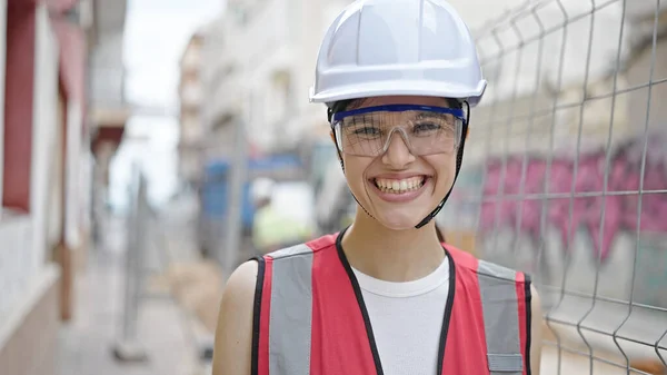Jonge Mooie Spaanse Vrouw Bouwer Glimlachend Zelfverzekerd Staan Straat — Stockfoto