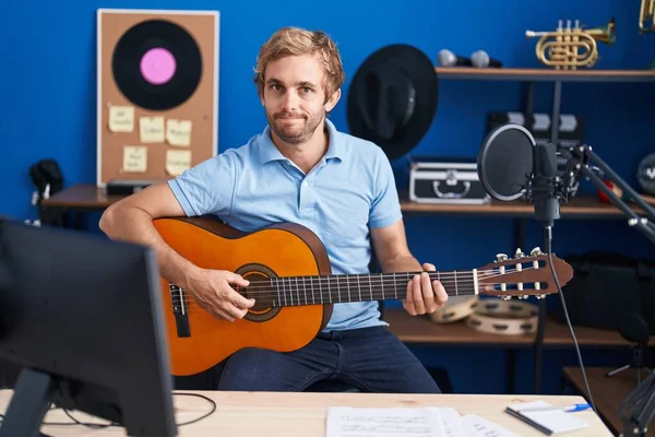 Kaukasischer Mann Spielt Klassische Gitarre Musikstudio Lächelt Zur Seite Und — Stockfoto