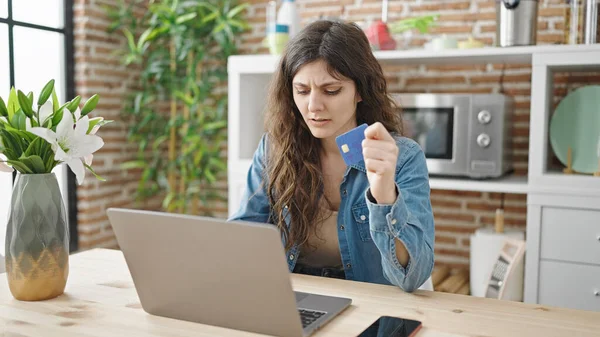 Jovem Bela Mulher Hispânica Compras Com Laptop Cartão Crédito Sentado — Fotografia de Stock