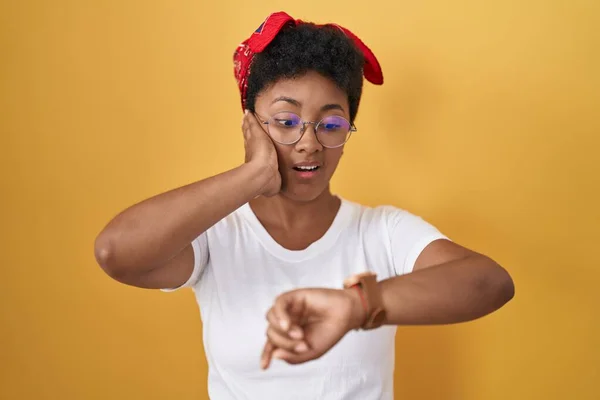 Genç Afrikalı Amerikalı Kadın Sarı Arka Planda Dikiliyor Saatin Saatine — Stok fotoğraf