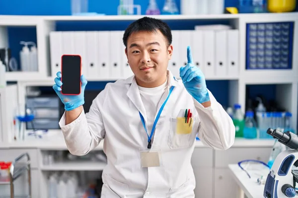 Ung Kinesisk Man Som Arbetar Forskare Laboratorium Håller Smartphone Förvånad — Stockfoto